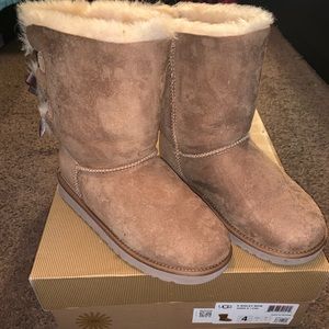 Girls Bailey Bow Uggs Size 4